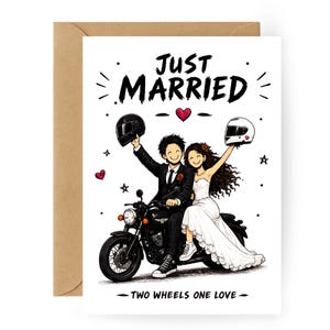 Könnte beinhalten: Hochzeitsgrußkarte mit einem Cartoon-Paar auf einem schwarzen Motorrad, das Helme hält. Die Karte trägt die Aufschrift "Just Married" über dem Paar und "Two Wheels One Love" darunter. Die Karte befindet sich in einem braunen Umschlag.