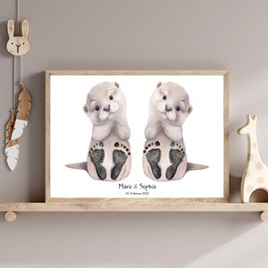Zwillinge Baby Fußabdruck Poster, personalisiertes Geschenk Zwillingsgeburt oder Taufe, Skandi beige Zwillingszimmer Deko Ottermotiv Twins