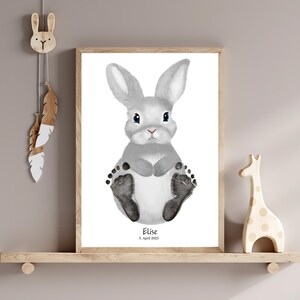 Baby Fußabdruck Poster Hase – personalisiertes Geschenk zur Geburt, Taufe oder 1.–4. Geburtstag – A4 oder A3 – Babyzimmer Deko zu Ostern