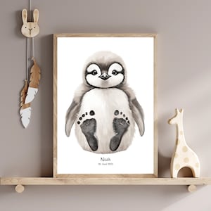Baby Fußabdruck Poster Pinguinmotiv Boho personalisiert | Geschenk Baby Geburt Taufe | Babyzimmer Deko Beige | Baby Geschenk personalisiert