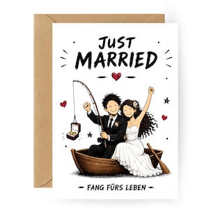 Könnte beinhalten: Hochzeitskarte mit einer Cartoon-Illustration eines frisch verheirateten Paares in einem Boot, mit den Worten "Just Married" oben. Der Bräutigam hält eine Angelrute mit einer Ringbox, und die Braut hebt den Arm. Die Karte befindet sich in einem braunen Umschlag.