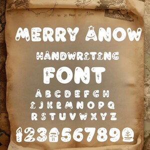 Peut inclure: Une conception de police numérique intitulée "MERRY SNOW HANDWRITING FONT" est affichée sur un fond en forme de parchemin. La police présente un style manuscrit fantaisiste avec des éléments décoratifs, notamment des étoiles et des icônes festives. L'alphabet complet et les chiffres sont affichés.