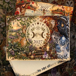 Puede incluir: Un calendario lunar de 2027 con un símbolo central de triple luna, un pentagrama e ilustraciones detalladas de animales del bosque, incluyendo un ciervo, un búho, un lobo y un conejo, rodeados de elementos botánicos, cristales y velas.