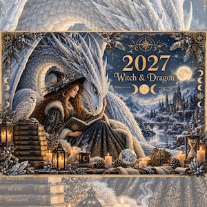 Può includere: Un calendario 2027 Witch & Dragon con un'illustrazione fantasy di una persona con cappello che legge un libro accanto a un drago bianco, un gufo, libri impilati con le etichette Nature, Moon, Dragons, Wisdom, New Beginnings, lanterne e candele.