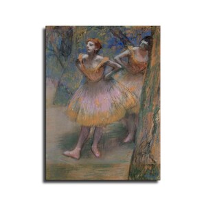 Puede incluir: Pintura pastel de dos bailarinas de ballet en un jardín. Las bailarinas visten tutús amarillos y rosas y posan con las manos en la cintura. El fondo presenta árboles y un cielo azul suave.
