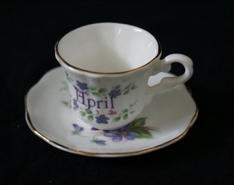 Taza de porcelana vintage y juego de platillos / Copa en miniatura de flores de abril / Té de la tarde coleccionable / Regalo nacido en abril