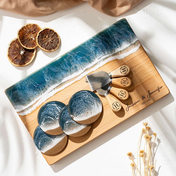 Personalisierte Charcuterie-Schneideplatte aus Kunstharz mit Ozeanmotiv, graviertes Käsebrett aus Holz, individuelles Verlobungs- oder Hochzeitsgeschenk