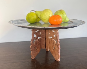 Vintage gedetailleerde met de hand gesneden houten opvouwbare standaard met 3 poten voor een kom vaaslamp urn past op display, India