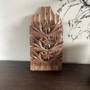 Estante para cartas y correo suizo vintage tallado a mano con Edelweiss, accesorio organizador de escritorio o cocina