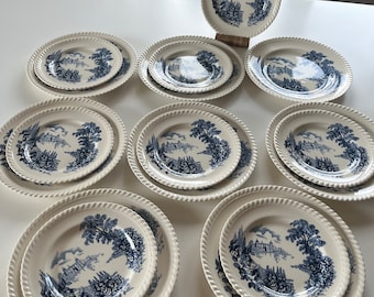 16 magnifiques assiettes anglaises vintage, 8 assiettes pour le dîner et 8 assiettes pour le déjeuner / Château de Johnson Bros sur le lac, vieille Angleterre