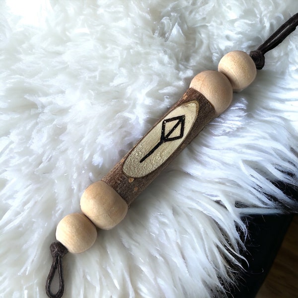 Pendentif rune bois brut et perles : Joie équilibrée