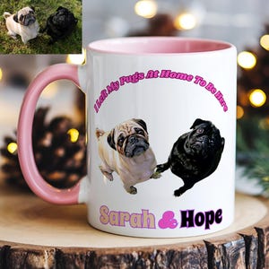 Puede incluir: Taza de cerámica blanca con borde y asa rosa. La taza presenta un gráfico de dos carlinos con el texto "I left my pugs at home to be here Sarah & Hope".