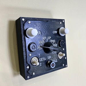 Könnte beinhalten: Ein schwarzes Bedienfeld mit verschiedenen Knöpfen und Schaltern. Das Bedienfeld ist mit kyrillischen Buchstaben beschriftet, darunter "СПУ", "КР", "УК2", "ЦВ", "РАД" und "СЕТЬ".