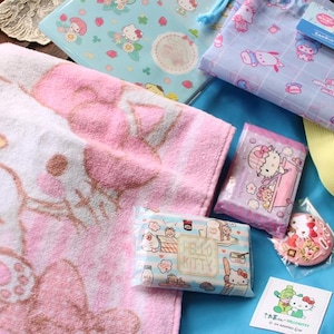 Lote de artículos de personajes de Hello Kitty Sanrio, insignias bordadas, bolsas con cordón, juego de letras, toalla facial, pañuelo de bolsillo, bolsa de la suerte, bolsa feliz, regalo