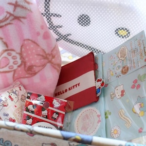 Cesta del 50 aniversario de Hello Kitty Cinta adhesiva Juego de cartas Red de lavandería Toalla facial Bolsa Lote de artículos de Sanrio Bolsa de la suerte Raro