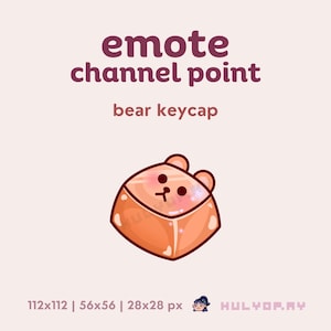 Puede incluir: Un tapón de tecla de oso marrón claro con una nariz rosa y rubor. El tapón de tecla es de forma cuadrada con bordes redondeados. El texto "emote channel point bear keycap" está por encima del tapón de tecla.