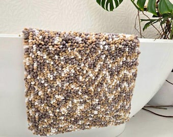Handgemaakte neutrale badmat | Beige en bruin getuft vloerkleed | Gezellig wasbaar badkameraccent