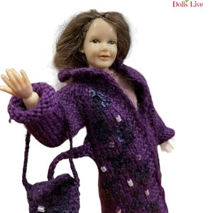 Ensemble de vêtements tricotés à la main pour Heidi Ott, (XKF09), taille 5,5 pouces, échelle 1:12. Manteau femme avec broderie, chaussures, robe et sac à main