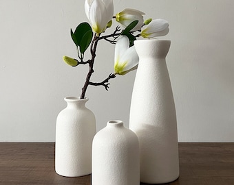 Juego de tres: jarrones minimalistas de cerámica escandinavos en elegante blanco mate