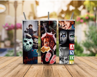 Peut inclure: Trois gobelets en acier inoxydable avec des motifs de personnages de films d'horreur différents. Le premier gobelet présente un personnage avec un masque de hockey et le texte "Wanna Play". Le deuxième gobelet présente un personnage avec un masque rouge et noir et le texte "Good Guys". Le troisième gobelet présente un personnage avec une chemise rouge et bleue à rayures et le texte "Andy".