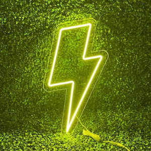 Peut inclure: Une lumière néon jaune en forme d'éclair sur un fond vert.