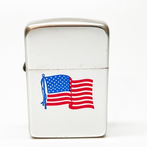 USA FLAG LIGHTER - Working 1960s United States Flag Patriotic American Made  Flip Top Rare Vintage Old Storm King Lighter