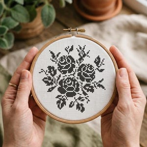 Könnte beinhalten: Ein Set aus drei Keramikbechern mit gesprenkelter, matter Oberfläche. Die Becher sind in Creme-, Hellgrau- und Dunkelgrautönen gehalten. Jeder Becher hat ein schlichtes, minimalistisches Design.