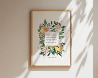 Può includere: Un design di arte da parete stampabile con un'illustrazione ad acquerello di un albero di agrumi con fiori bianchi e frutti gialli. Il testo "Il frutto dello Spirito è amore, gioia, pace, pazienza, gentilezza, bontà, fede, mansuetudine, dominio di sé. Contro queste cose non c'è legge. Galati 5:22-25" è stampato sul design.