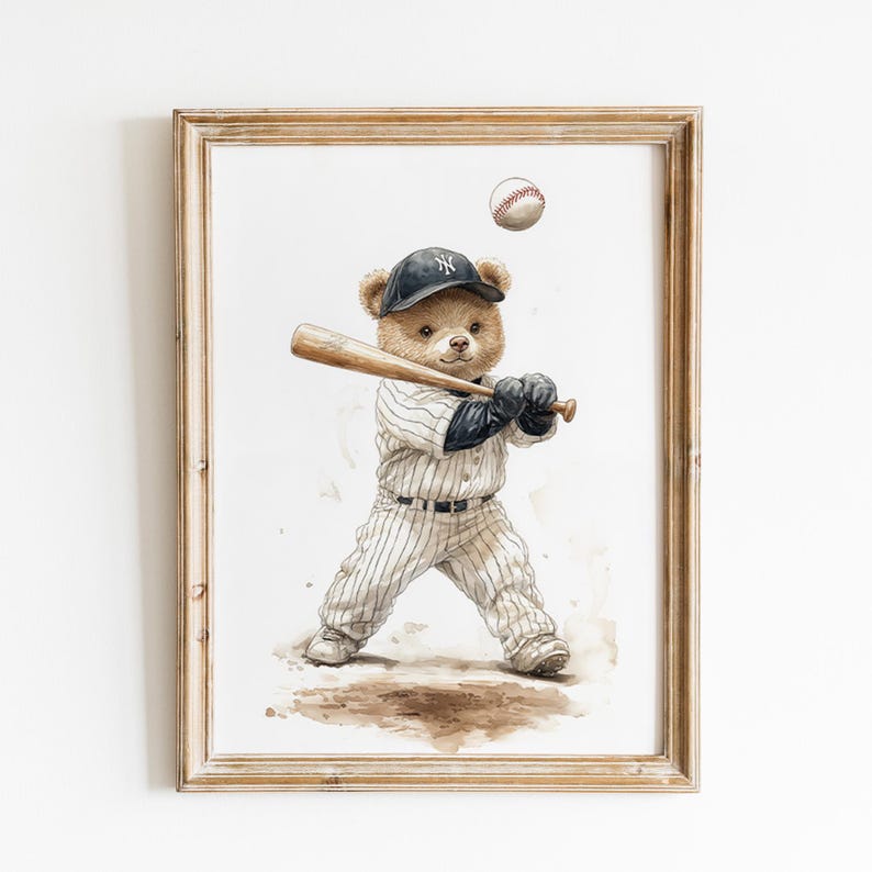 Pode incluir: Impress&atilde;o em aquarela emoldurada de um urso de pel&uacute;cia com uniforme de beisebol, pronto para rebater. O urso usa um bon&eacute; azul marinho com o logotipo "NY" branco, um uniforme listrado e luvas pretas. Uma bola de beisebol est&aacute; no ar. A moldura &eacute; de madeira marrom claro.