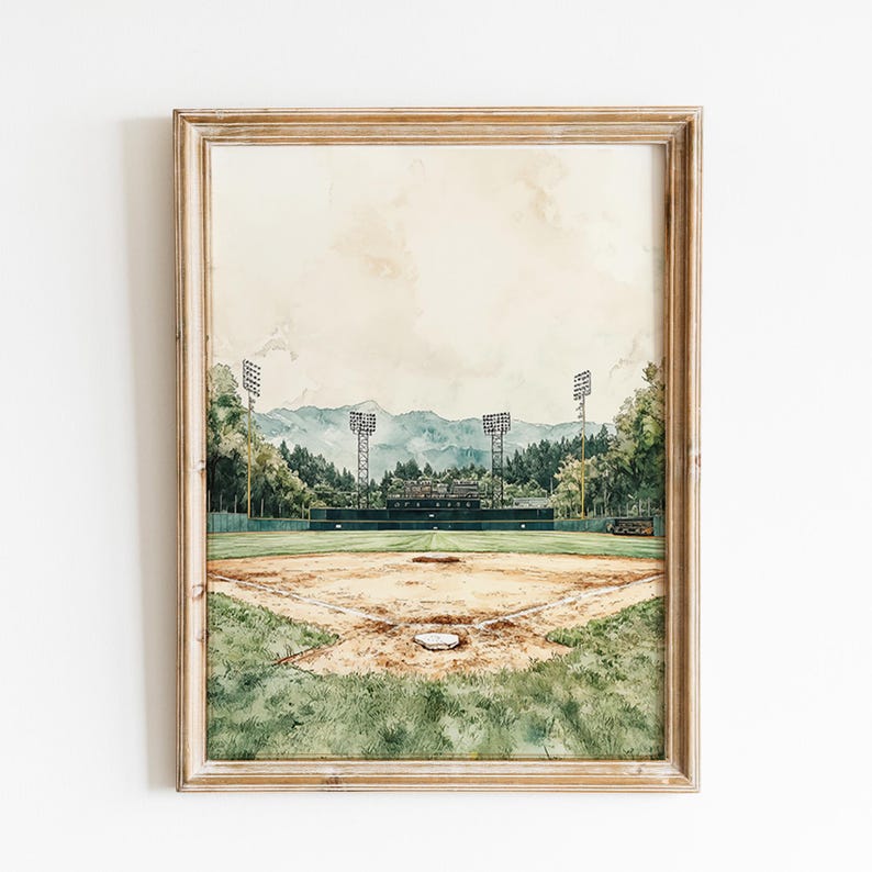 Pode incluir: Pintura em aquarela de um campo de beisebol em uma moldura de madeira. O campo &eacute; cercado por &aacute;rvores e montanhas ao fundo. O c&eacute;u &eacute; de cor bege claro. A pintura tem um toque vintage.