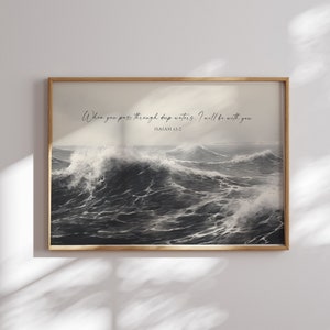 Könnte beinhalten: Ein Schwarzweißbild von brechenden Wellen mit dem Text "When you pass through deep waters, I will be with you" und "ISAIAH 43:2" unter dem Bild.