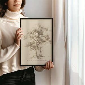 Puede incluir: Una impresi&oacute;n enmarcada en negro con un dibujo a l&aacute;piz de un &aacute;rbol y el texto "Rooted and grounded in love | Ephesians 3:17"
