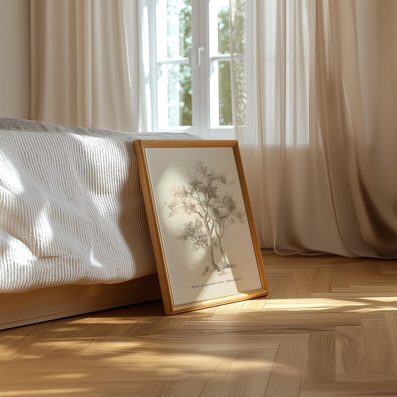 Puede incluir: Una impresi&oacute;n enmarcada de un dibujo en blanco y negro de un &aacute;rbol con el texto "Rooted and grounded in love, September 2017". La impresi&oacute;n est&aacute; en un marco dorado y est&aacute; sobre un suelo de madera.