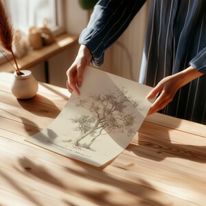 Puede incluir: Una persona sostiene un dibujo de dos &aacute;rboles sobre un fondo beige. El dibujo est&aacute; titulado "Conoce y comprende el amor de Cristo, que sobrepasa todo conocimiento." Efesios 3:19.