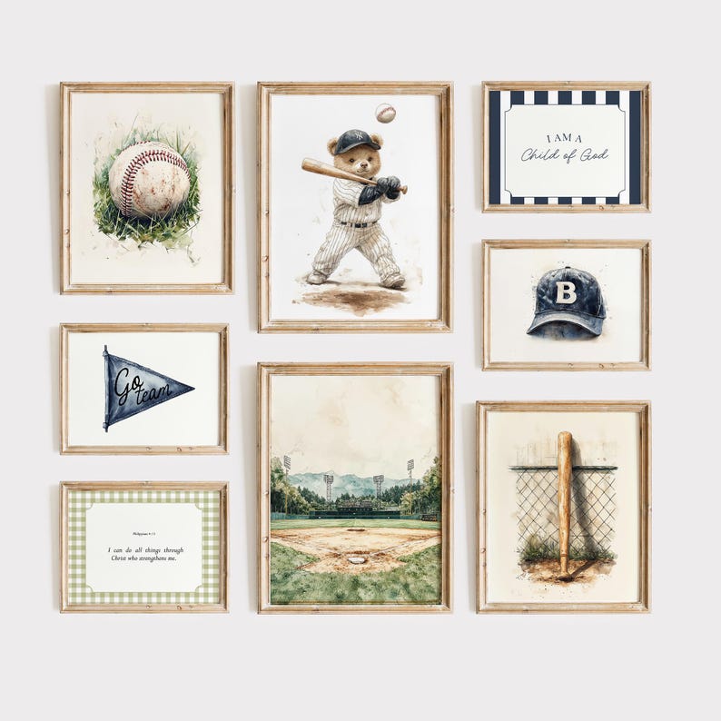 Pode incluir: Uma cole&ccedil;&atilde;o de nove impress&otilde;es em aquarela emolduradas com tema de beisebol. As impress&otilde;es apresentam uma bola de beisebol, um urso de pel&uacute;cia jogando beisebol, um bon&eacute; de beisebol, um campo de beisebol e cita&ccedil;&otilde;es inspiradoras.