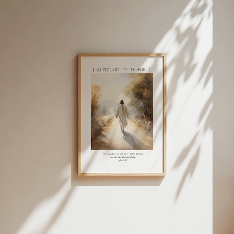 Puede incluir: Impresi&oacute;n art&iacute;stica enmarcada con una pintura de acuarela de una figura caminando por un camino, con el texto "I AM THE LIGHT OF THE WORLD." y un vers&iacute;culo b&iacute;blico. La obra de arte est&aacute; en un marco de madera.