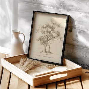Puede incluir: Una impresi&oacute;n enmarcada de un dibujo a l&aacute;piz de un &aacute;rbol con el texto "Rooted and grounded in love: 1 Ephesians 5:17" en una bandeja de madera con una jarra blanca y hierba seca.