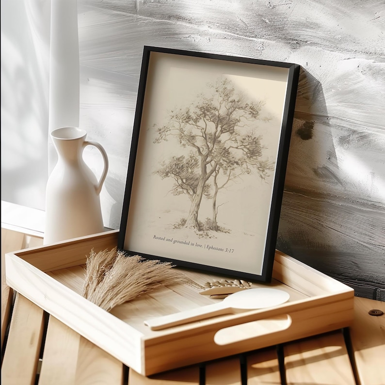 Puede incluir: Una impresi&oacute;n enmarcada de un dibujo a l&aacute;piz de un &aacute;rbol con el texto "Rooted and grounded in love: 1 Ephesians 5:17" en una bandeja de madera con una jarra blanca y hierba seca.