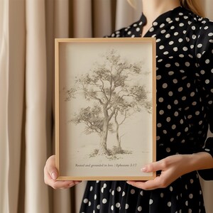 Puede incluir: Una impresi&oacute;n enmarcada de un dibujo a l&aacute;piz de un &aacute;rbol con el texto "Rooted and grounded in love. | Ephesians 3:17" en la parte inferior.