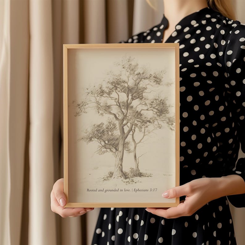 Puede incluir: Una impresi&oacute;n enmarcada de un dibujo a l&aacute;piz de un &aacute;rbol con el texto "Rooted and grounded in love. | Ephesians 3:17" en la parte inferior.