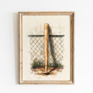 Pode incluir: Impress&atilde;o em aquarela de um bast&atilde;o de beisebol encostado em uma cerca de tela. O bast&atilde;o &eacute; marrom claro e a cerca &eacute; verde escuro. A obra de arte &eacute; emoldurada em uma moldura de madeira marrom clara.