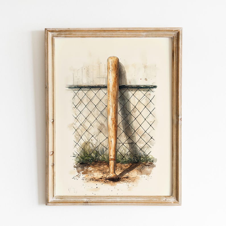 Pode incluir: Impress&atilde;o em aquarela de um bast&atilde;o de beisebol encostado em uma cerca de tela. O bast&atilde;o &eacute; marrom claro e a cerca &eacute; verde escuro. A obra de arte &eacute; emoldurada em uma moldura de madeira marrom clara.