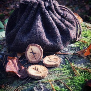 Odin&#39;s Runes - Handcrafted runes made of spruce wood in a wool sack