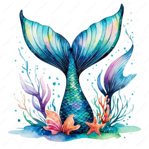 Può includere: Un dipinto ad acquerello di una coda di sirena con squame blu, verdi e viola. La coda è circondata da coralli, alghe e stelle marine.