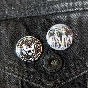 The Ramones Logo + Group -  1&quot; Pin Back Button - The Ramones