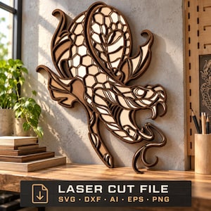 Puede incluir: Una pieza de arte mural de madera multicapa que presenta una serpiente estilizada con un patrón de panal en su cuerpo. El diseño se compone de capas de madera marrón oscuro y beige claro, creando un efecto tridimensional. Texto LASER CUT FILE.