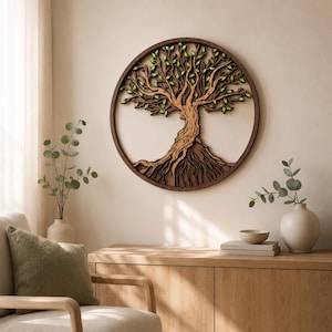 Peut inclure: Une œuvre d'art murale en bois représentant l'arbre de vie. L'œuvre présente un motif d'arbre détaillé avec un tronc et des racines bruns, des feuilles vertes et un cadre circulaire marron foncé. Décoration murale inspirée de la nature.