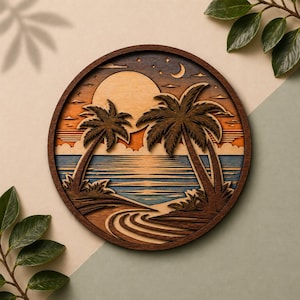 Peut inclure: Décoration murale ronde en bois représentant une scène de plage avec des palmiers, un coucher de soleil et un croissant de lune. L'œuvre d'art est faite de bois superposé dans des tons de marron, orange, bleu et beige. Le design est circulaire et encadré de marron foncé.