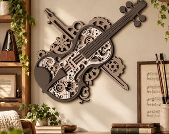 Könnte beinhalten: Ein mehrschichtiges Wandkunstobjekt aus Holz in Form einer Geige mit komplizierten, lasergeschnittenen Zahnrad- und mechanischen Mustern in Dunkelbraun und Creme. Das Design umfasst einen stilisierten Bogen und verschiedene Zahnradelemente.