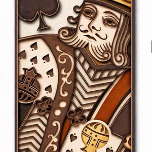 Puede incluir: Una obra de arte en madera enmarcada y en capas que representa la carta del Rey de Picas. La obra presenta un diseño detallado con tonos marrones, beige y dorados. El rey lleva una corona y está rodeado de símbolos de picas.